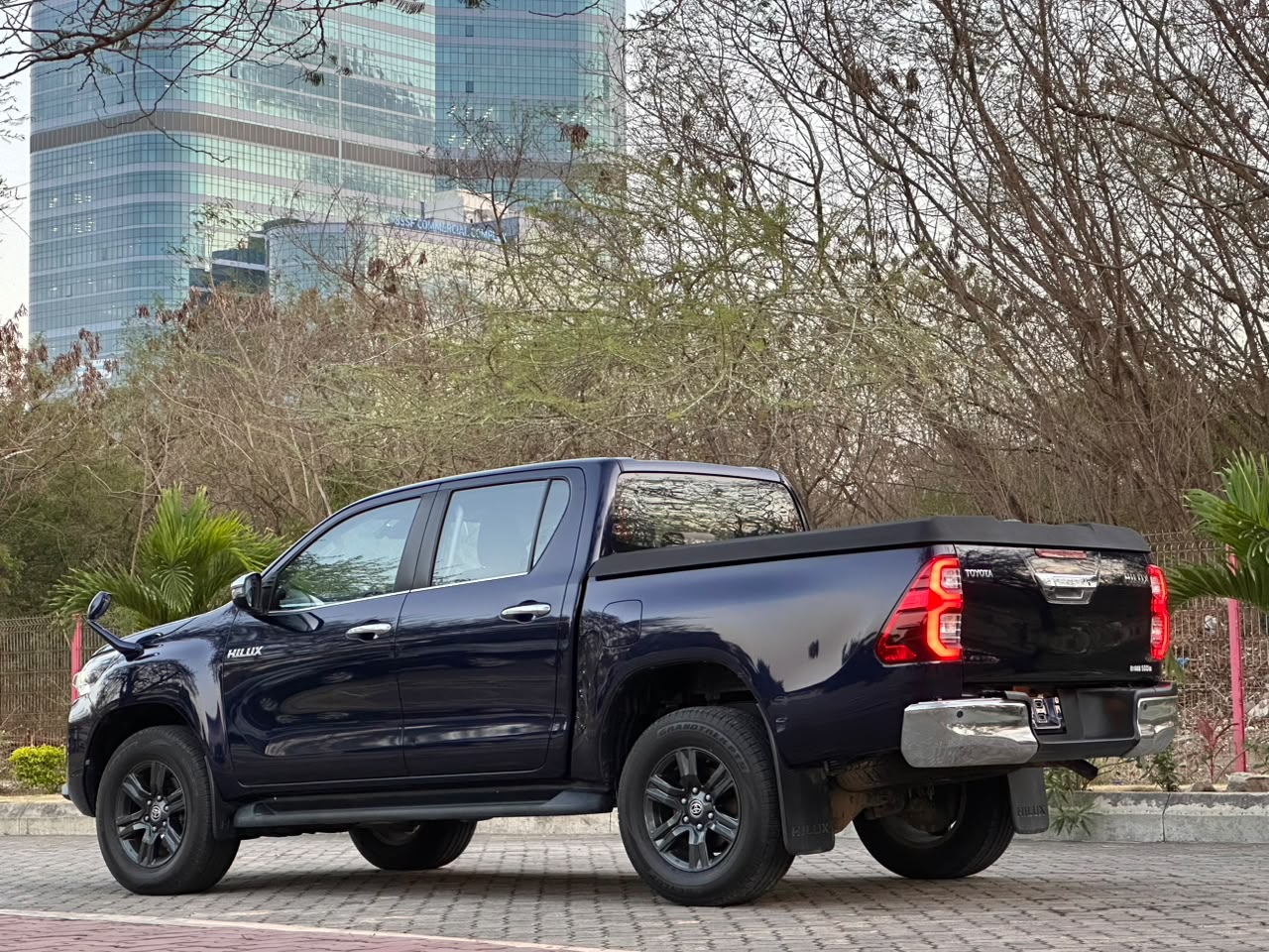 TOYOTA HILUX DOUBLE CABIN thumbnail 6